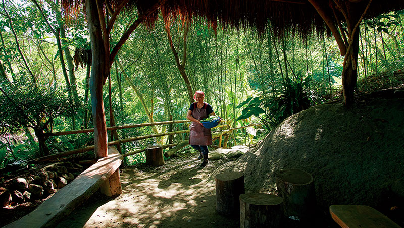 部落媽媽穿梭在樹林與廚房間的廊道，為今天的午餐忙碌著。
